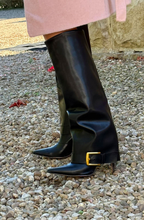 BOTAS NEGRAS HEBILLA DORADA